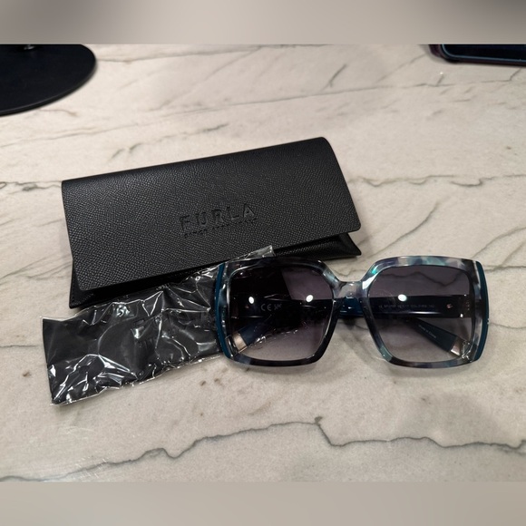 Furla Oversized Square Sunglasses Clear Black Green Frame Gradient Lenses Case main image 3